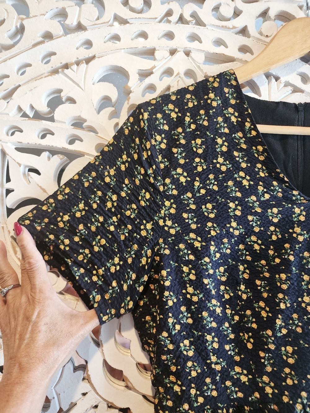 JESSAKAE BLACK WHIT YELLOW FLOWERS ALL AROUND DRESS NECK SHORT SLEEVE MEDIUM - Picture 8 of 16